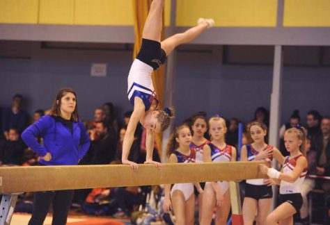 Une jeune gymnaste