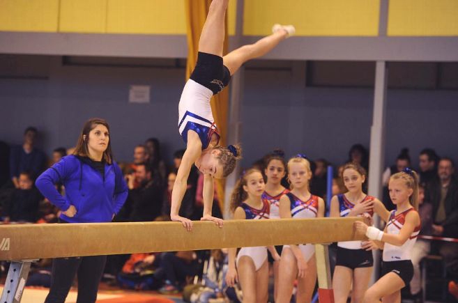 Une jeune gymnaste