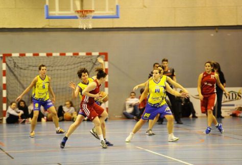 Un match de basket avec une joueuse qui attaque