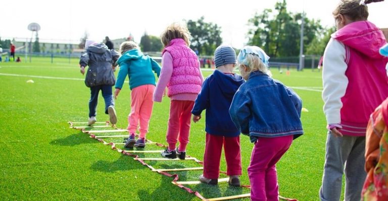 Des enfants qui jouent à la marelle